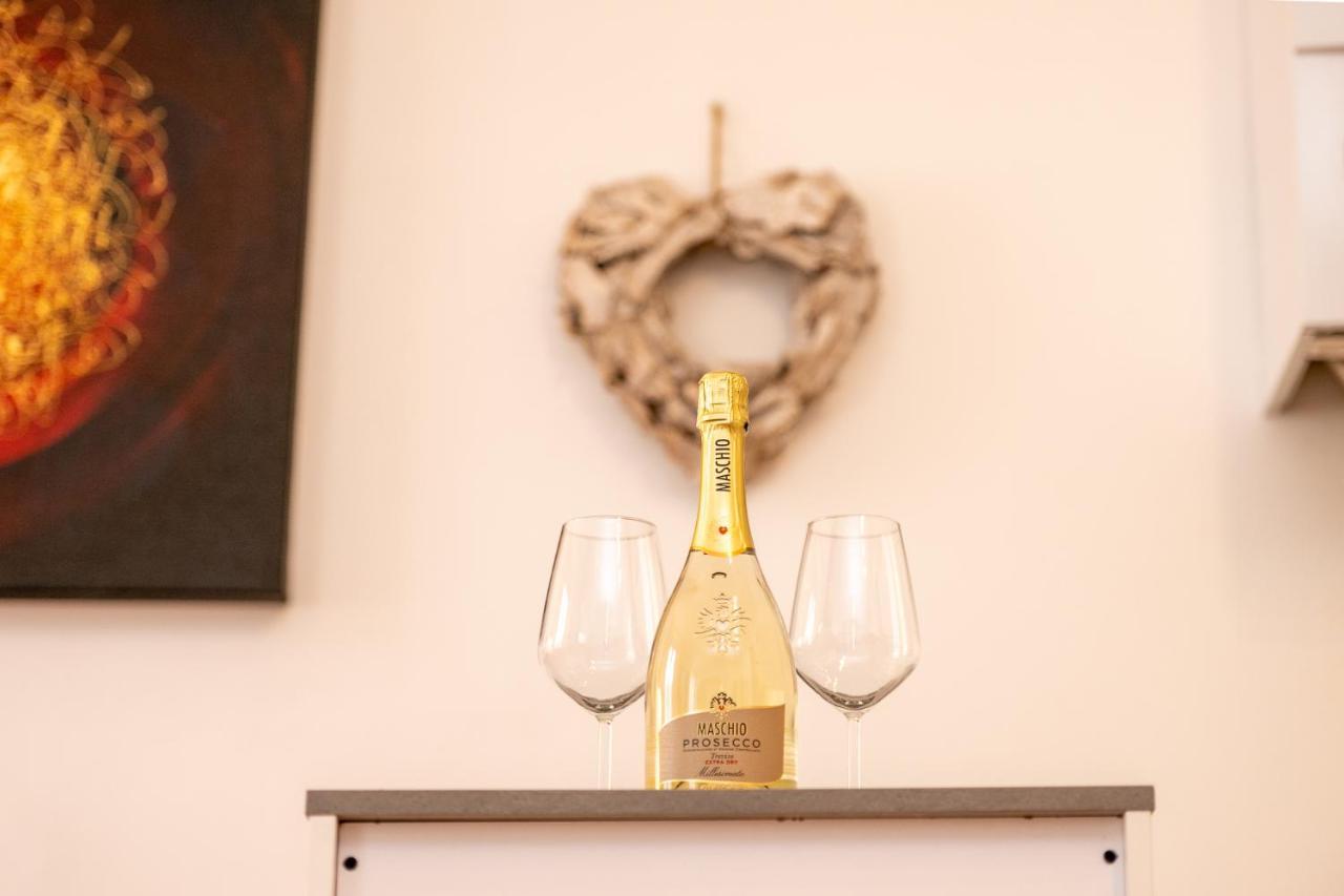 Portatorre Suite, A Charming Apartment In The Heart Of Como, Free Private Parking, Air Conditioning & More! Buitenkant foto